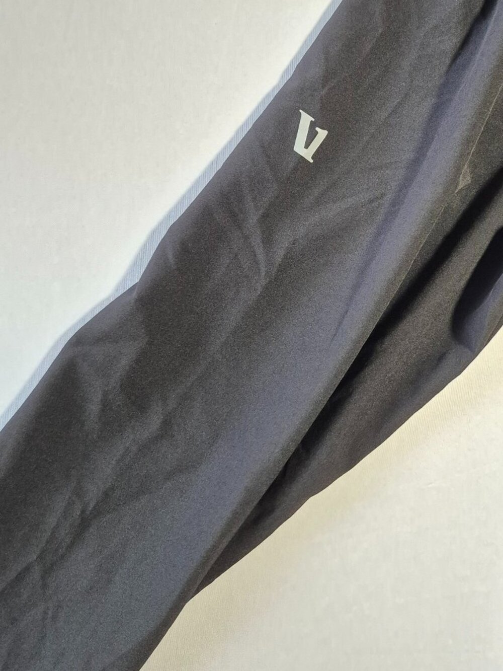 Vuori Outdoor Trainer Shell Jacket Mens M Black Hooded Lightweight V512 Full Zip - Picture 5 of 10
